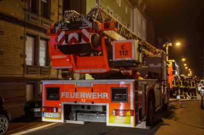 Stuttgart Bad Cannstatt: Brand in Messiwohnung fuehrt zu Grosseinsatz der Feuerwehr